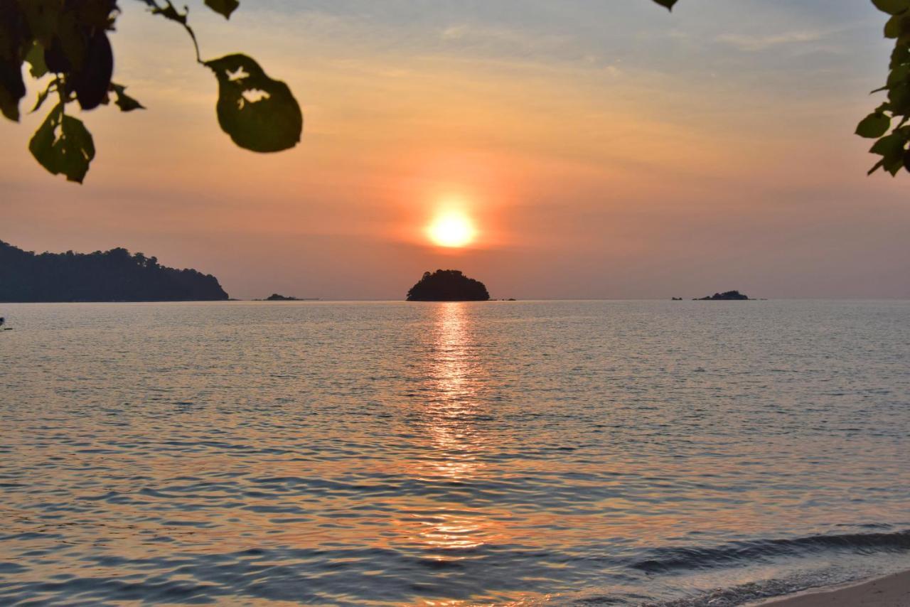 Avi Pangkor Beach Resort Kampong Pasir Bogak Esterno foto